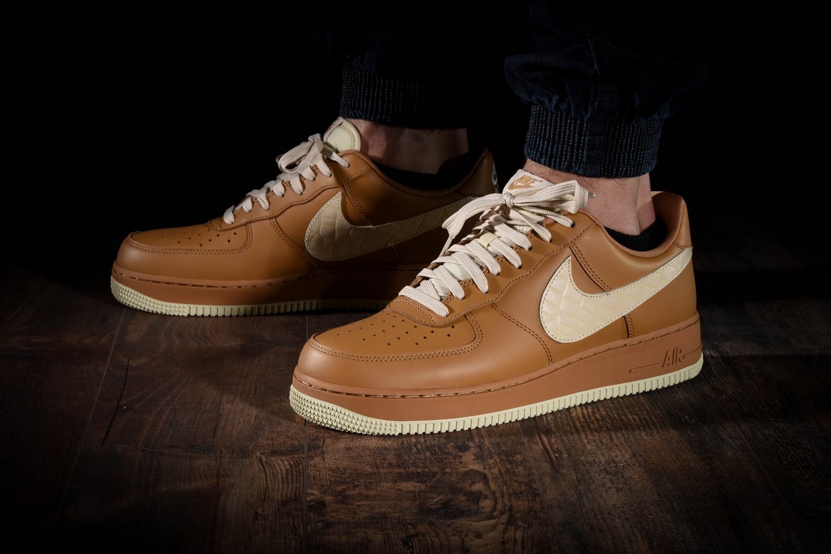 NIKE AIR FORCE 1 '07 LV8 ELEMENTAL GOLD