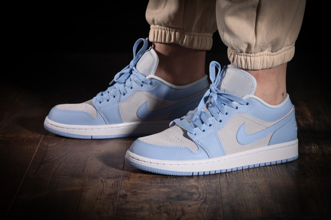 NIKE AIR JORDAN 1 RETRO LOW SE WMNS UNIVERSITY BLUE